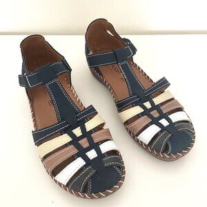 Leather sandals with stitch accents